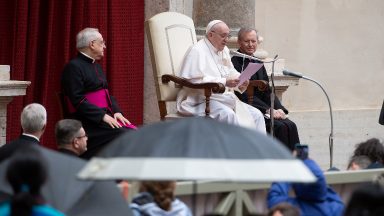 Rezar para ter um coração luminoso, não cinzento, exorta Papa