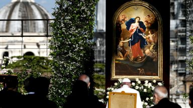 Papa roga a Nossa Senhora Desatadora dos Nós pelo fim da pandemia