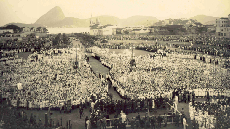 sem títuloMultidão na Esplanada do Castelo na proclamção da Padroeira do Brasil Acervo CDM Santuário Nacional Há 90 anos, Brasil ganhava padroeira: Nossa Senhora Aparecida