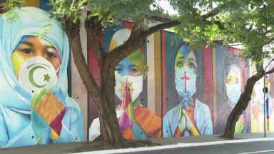 Artista pinta muro em homenagem às vítimas da Covid-19