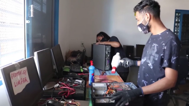 Projeto conserta computadores e doa a escolas e bibliotecas