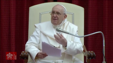 Papa comenta sobre a distração que atrapalha o momento de rezar