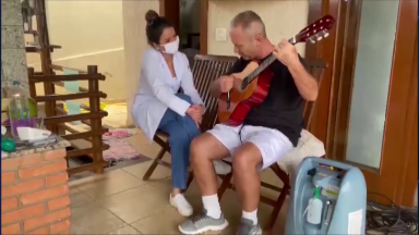Fisioterapeuta reza com pacientes da Covid-19 e auxilia na recuperação
