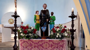 A igreja celebra São Filipe Neri, considerado o 