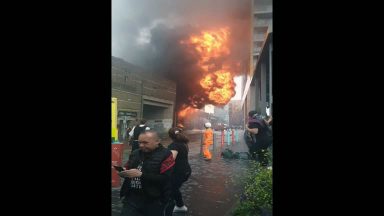 Em Londres, incêndio atinge metrô e lança bola de fogo no ar