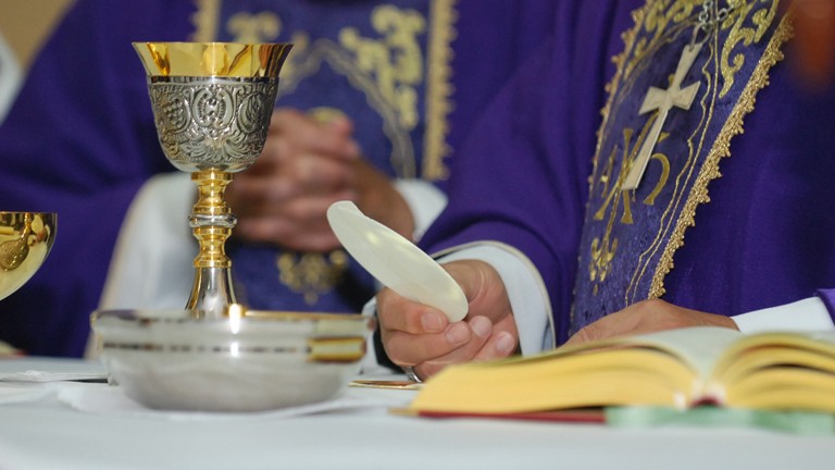 Eucaristia é a certeza de que Cristo está sempre entre nós, diz padre 1 eucaristia Paula Dzaro Eucaristia é a certeza de que Cristo está sempre entre nós, diz padre