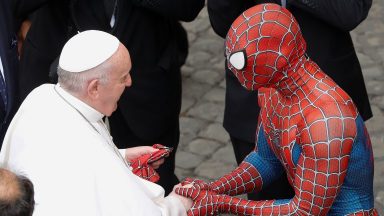 Papa se depara com Homem-Aranha que faz sorrir crianças doentes