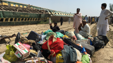 Paquistão: colisão entre dois trens no sul do país deixa dezenas de mortos