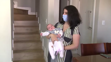Mãe recuperada da covid-19 conhece filha 45 dias após o parto