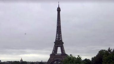 Após oito meses fechada, Torre Eiffel reabre ao público em Paris