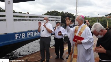 Arcebispo de Manaus abençoa o barco hospital São João XXIII