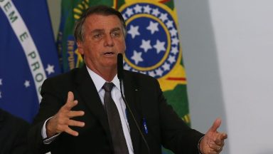 Bolsonaro passa por exames para investigar soluços