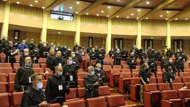 Papa encoraja frades menores no serviço a quem sofre