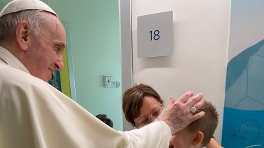 No hospital, Papa visita ala de oncologia pediátrica