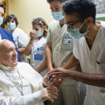 Depois da alta, Papa agradece carinho e pede orações por doentes