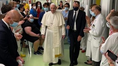 Depois da alta, Papa agradece carinho e pede orações por doentes