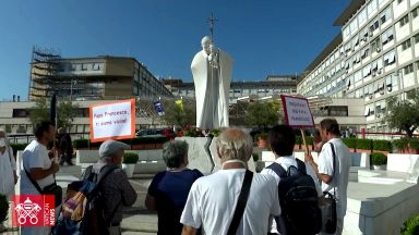 Sem-tetos rezam em frente ao hospital onde o Papa se recupera de cirurgia