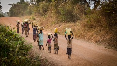 Presente do Papa: poço para fornecer água a 35 mil pessoas em Uganda