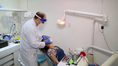 Projeto atende de graça pacientes que precisam de dentista