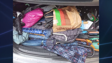 Voluntária transforma guarda-chuvas velhos em sacos de dormir