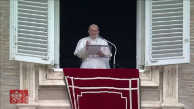 Durante a oração do Angelus, Papa faz saudação para os avós