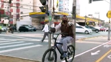 Solidariedade sobre rodas: grupo arrecada capacete para ciclistas