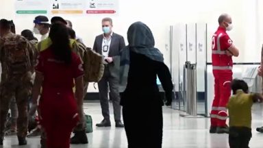 Corredor Humanitário: Roma recebe avião com 200 afegãos