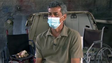 Funileiro restaura cadeira de rodas para deficientes físicos