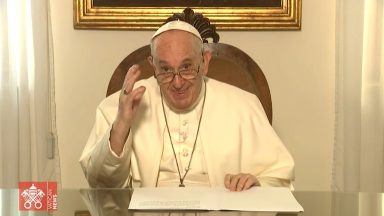 Papa destaca alegria e senso de humor para a vida consagrada