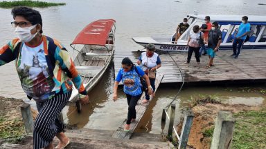 Barco leva esperança e fé até as cidades que margeiam o Rio Amazonas