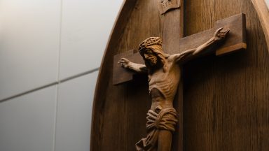 Pelo Twitter, Papa convida à contemplação do Crucificado
