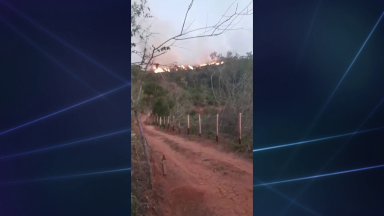 Bombeiros combatem incêndio na serra da Mantiqueira em Marmelópolis