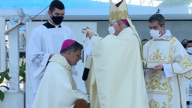 Arcebispo de Brasília, Dom Paulo Cezar, recebe a vestimenta do pálio