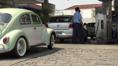 Medo de uma paralisação dos caminhoneiros provoca fila nos postos