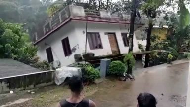 Chuvas arrastam casa e matam pelo menos 22 pessoas na Índia