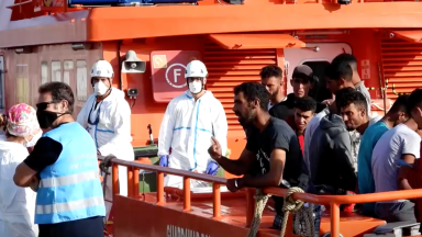 Guarda costeira espanhola resgata barco com 45 migrantes 