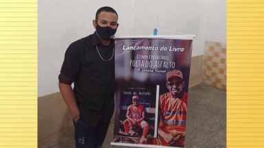 Gari estuda e se torna poeta com livros encontrados no lixo