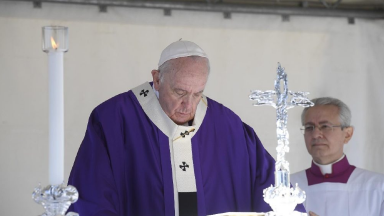 Papa: os túmulos das vítimas de guerra clamam por paz