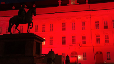 Campanha da ACN em apoio às mulheres ilumina prédios de vermelho