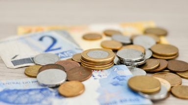 Crise econômica e inflação reduzem salário inicial dos trabalhadores
