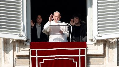 Não se esqueçam que reinar é servir, diz Papa aos jovens