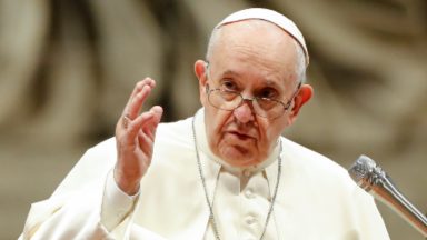 Papa: negar direitos fundamentais é negar a dignidade humana
