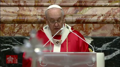 Papa celebra missa pela alma de bispos e cardeais falecidos