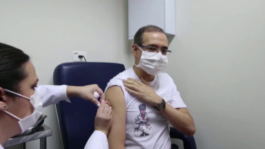 Reino Unido começa a receber brasileiros vacinados com a CoronaVac