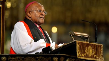 Aos 90 anos, falece Desmond Tutu, arcebispo da África do Sul