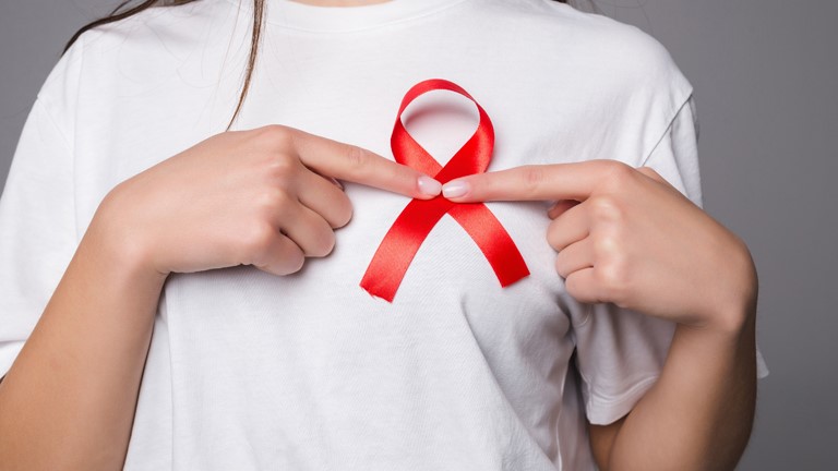 Combate a AIDS Freepik Dezembro Vermelho conscientiza sobre acesso a tratamento de AIDS