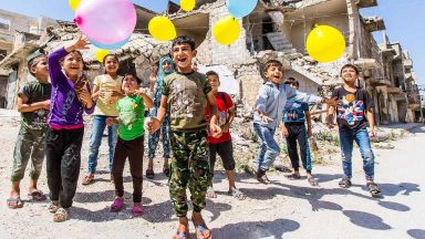Campanha de Natal arrecada roupas para crianças sírias e libanesas