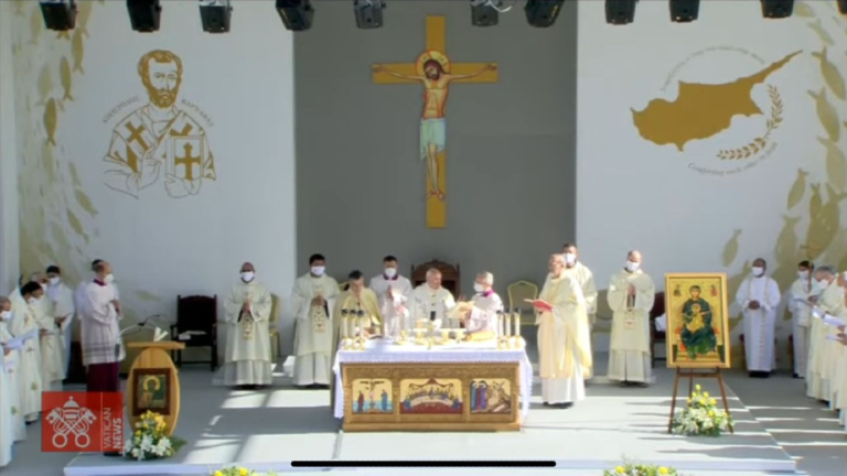 capa “Sejam cristãos luminosos”, pede Papa na Missa em Chipre