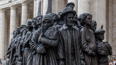 Instalado QR Code no monumento aos migrantes na Praça São Pedro