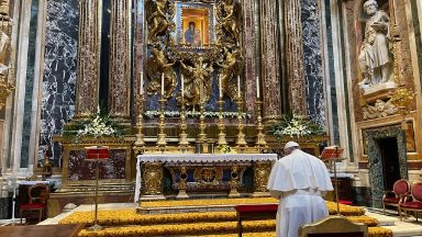 De volta a Roma, Papa reza na Basílica de Santa Maria Maior